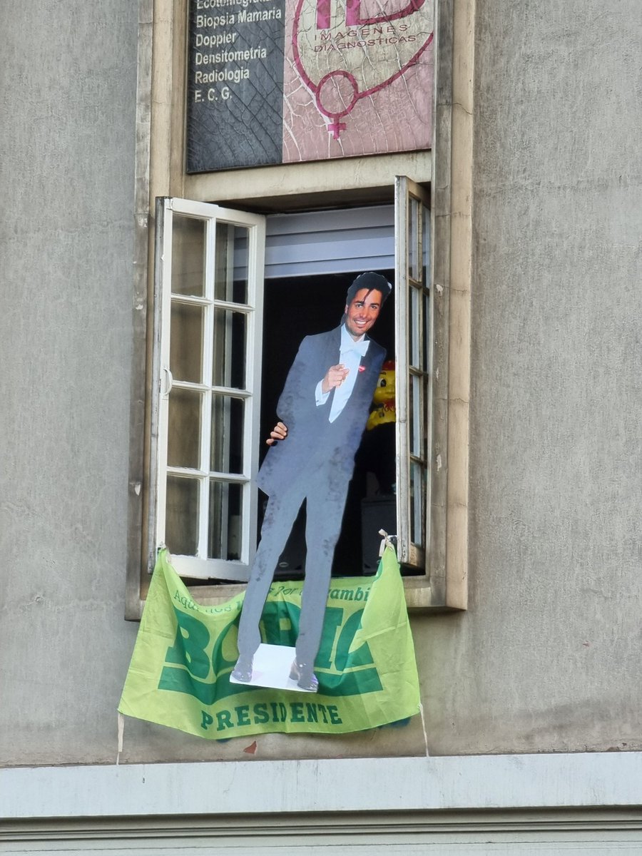 Un balcón de la Alameda con "Fiesta en América" de fondo 💚

#BoricPresidente #Chayanne