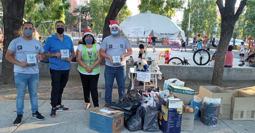 3framos's tweet photo. Hoy con el equipo de #3FDonáEnRed juntamos un montón de juguetes en la Plaza de la Unidad Nacional de #Caseros.

Ahora en Navidad podremos hacer feliz a chicos que asisten a comedores y merenderos de #TresDeFebrero. https://t.co/Le90WZDiLl