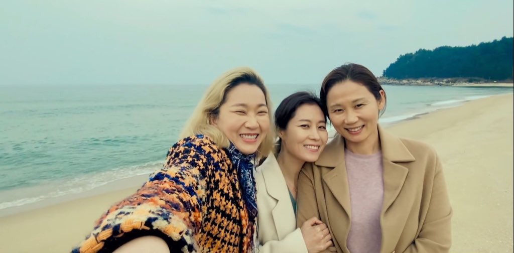 three sisters • 세 자매 (2021) 🇰🇷 
directed & written by lee seung-won
starring moon so-ri (also producer), kim sun-young, jang yoon-ju

#문소리 #moonsori #김선영 #kimsuyoung #장윤주 #jangyoonju