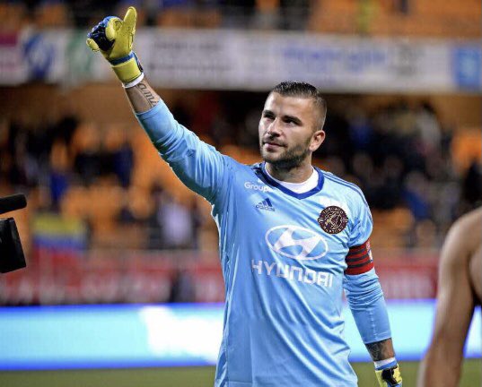 Antho_Lopesrp's tweet photo. Victoire !
Quel belle prestation de l’équipe ce soir ! 🔥
Clean sheet avec un petit arrêt qui sauve 😏
Bravo coach @ghilsofy pour cette première , on part à la guerre avec vous maintenant !👊🏼❤️
Bravo au frérot @JodavidRp pour ton coup franc !
#WeTheNorth https://t.co/KuuZ4JJ0Us
