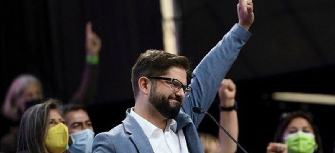 Apourceau's tweet photo. #GabrielBoric élu à 54% le peuple #chilien a voté et a renvoyé l’extrême-droite dans ses cordes.
Ça fait du bien une si belle victoire!!#✌️ https://t.co/ACY8jjcJ4F