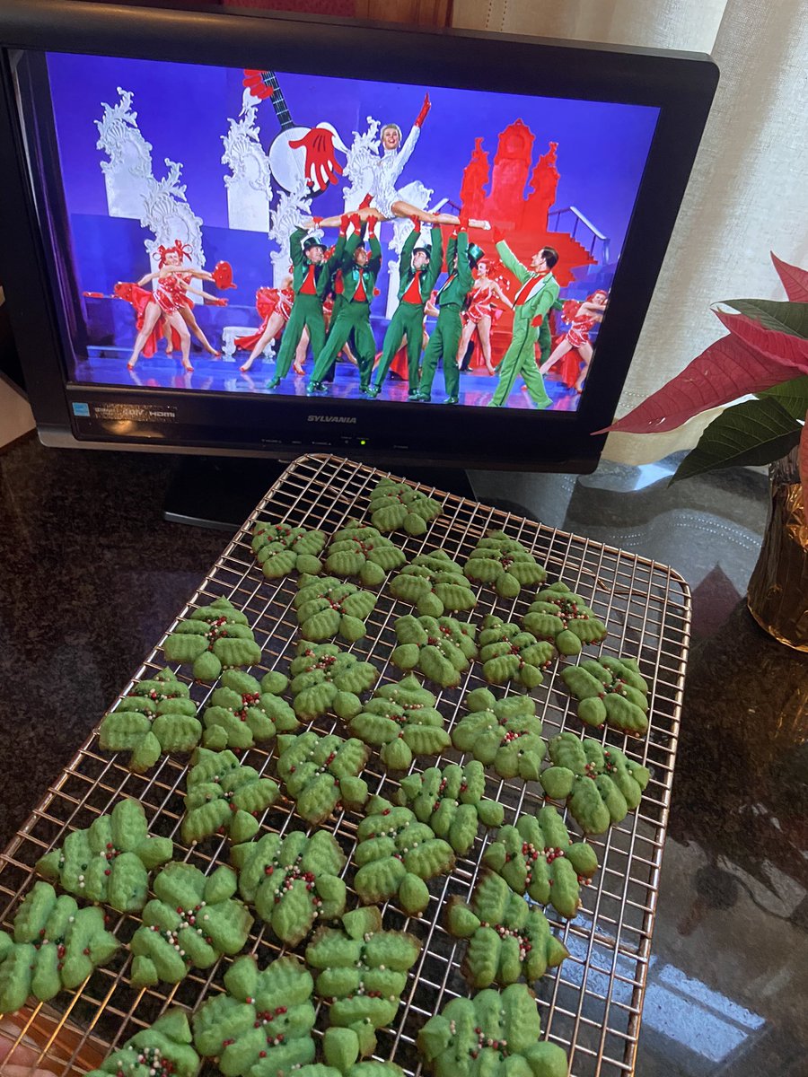 JoMarieHD's tweet photo. Cookie Day, 2021!! 💁🏼♀️🎄🎁#christmasvibes #ItsAWonderfulLife #WhiteChristmas #pizzelles #gingerbreadman #spritzcookies #jimmytrees #Christmas2021 https://t.co/AHSEkYONVS