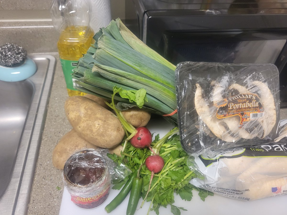 Vine_da_Great's tweet photo. #leek #potato #soup
Very fresh and hearty soup ..filled with flavor
#flchef #cooking #Foodies #foodphotography #BlackGirlMagic https://t.co/Rgv1uqWyoA