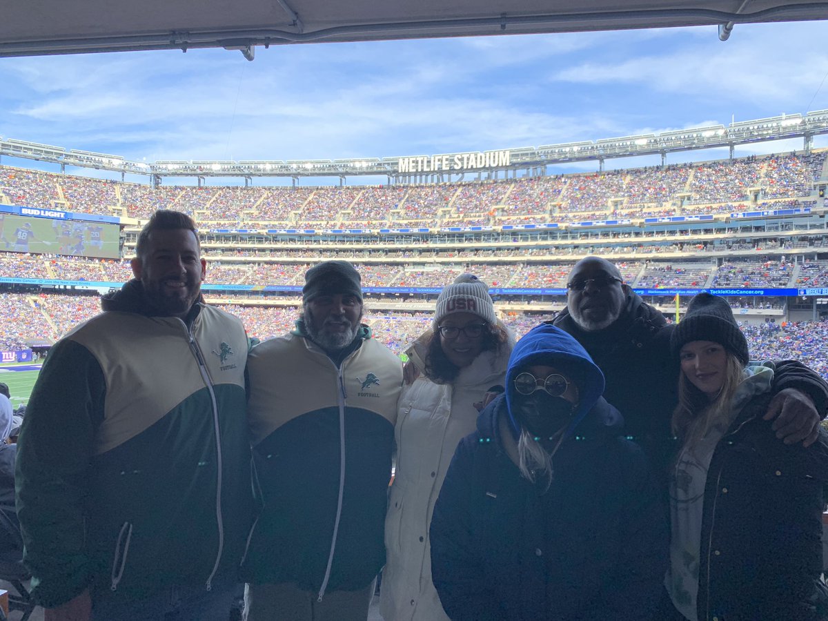 Today at the Giant game they honored Darrius Jones as a finalist for USA Football’s Heart of a Giant Award. It was a great way to honor his legacy, &amp;wrap up his senior season.

Special shout out to the Jones family for letting us take part in his day.

youtu.be/EhdMOJizgcw