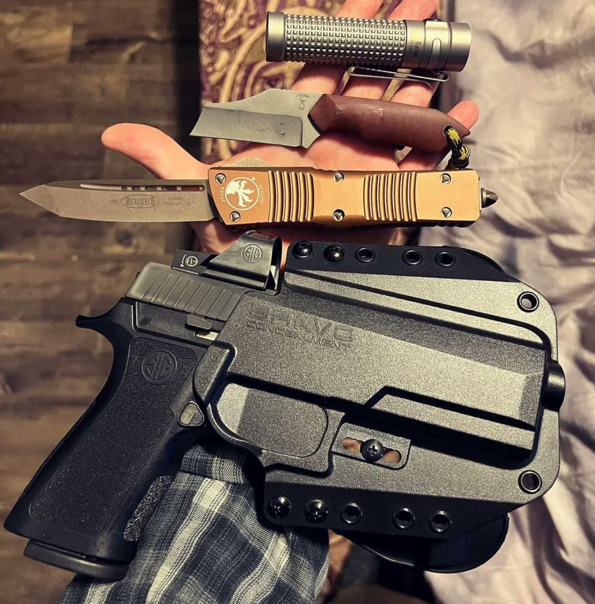 BravoHolsters's tweet photo. Went OWB today. Really comfortable, excellent under flannel, no printing issues, GTG. AND Microtech CT?!? Must be someone’s day off 🤘🇺🇸🇺🇸
.
.
.
Repost from @jayraimie
#microtech #microtechknives #microtechcombattroodon #combattroodon #bravoconcealment #automaticknife https://t.co/yA0lHiQotV