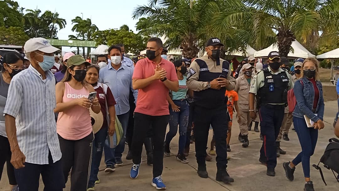 En tercer y último día de Expo Feria Navideña 2021 nuevamente el Gobernador <a href="/luismarcanos/">Luis Marcano</a>  compartió con nuestra gente y disfrutó de un rato de música y alegría navideña. #AsíSeConstruyeElBienestar <a href="/NicolasMaduro/">Nicolás Maduro</a>