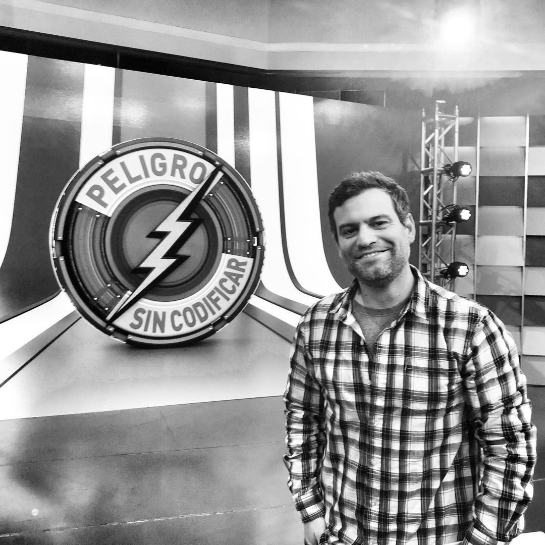 javifernandez's tweet photo. Hoy cumplo 20 años como locutor. Como pasó el tiempo. He dado siempre lo mejor de mi. Espero que ustedes, la razón por la que me gusta comunicar y entretener, lo hayan disfrutado tanto como yo.

Gracias por ser siempre tan cariñosos y respetuosos conmigo. ♥️ Vamos por mas! https://t.co/FJKz56OIvP