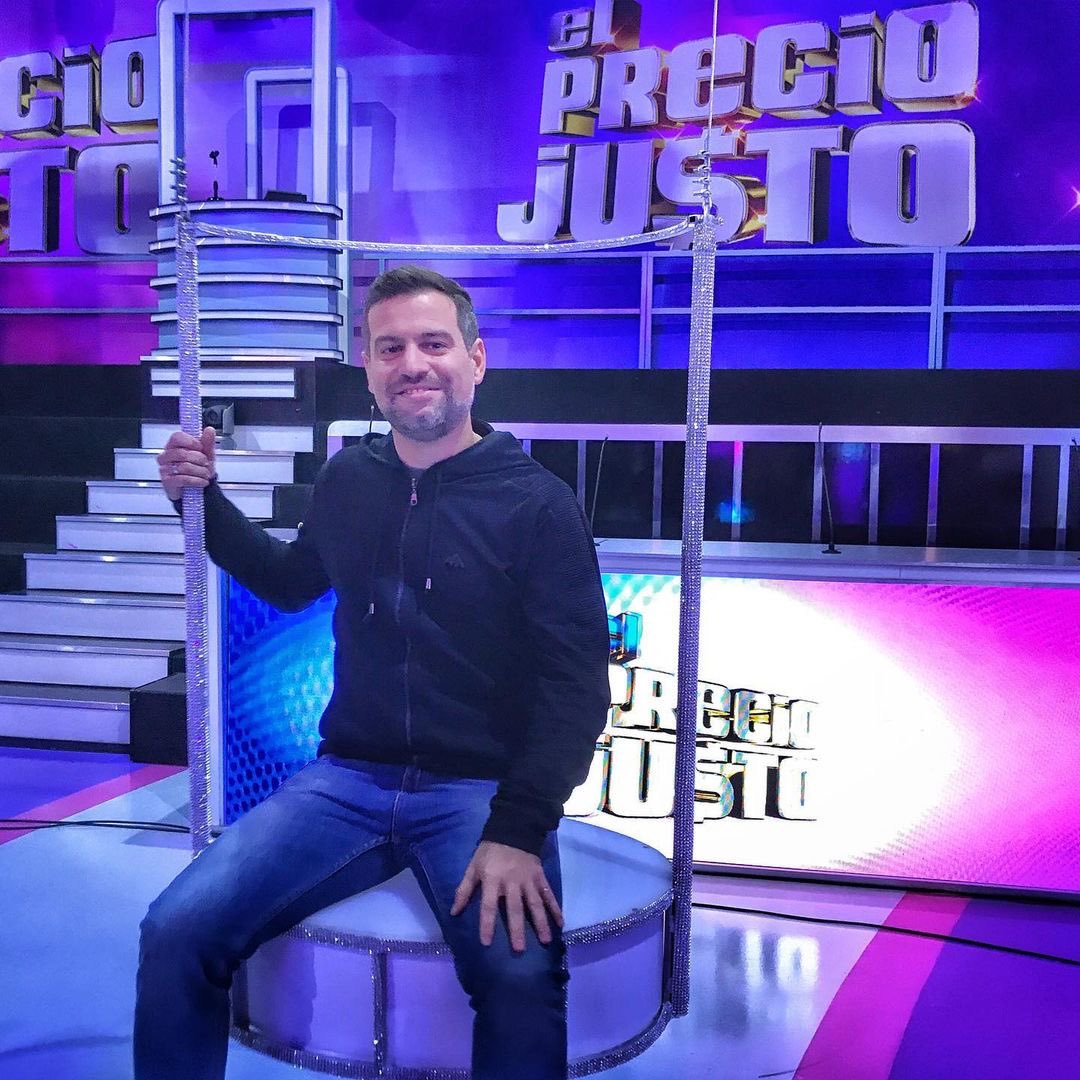 javifernandez's tweet photo. Hoy cumplo 20 años como locutor. Como pasó el tiempo. He dado siempre lo mejor de mi. Espero que ustedes, la razón por la que me gusta comunicar y entretener, lo hayan disfrutado tanto como yo.

Gracias por ser siempre tan cariñosos y respetuosos conmigo. ♥️ Vamos por mas! https://t.co/FJKz56OIvP