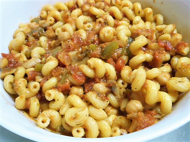 MadamSarcastra's tweet photo. Made a big batch of #homemade pasta #Sauce last night... hearty, nutritious, great flavors, very #LowSodium
#garlic, red #onion, green #pepper, #mushrooms, #garbanzos
+ #EVOO, #spinach, #herbs, #spices, & #nooch (not in pic)
With #Cellentani #pasta - YUM!
#Vegan #Cooking 🌱 https://t.co/LRagThx4nn