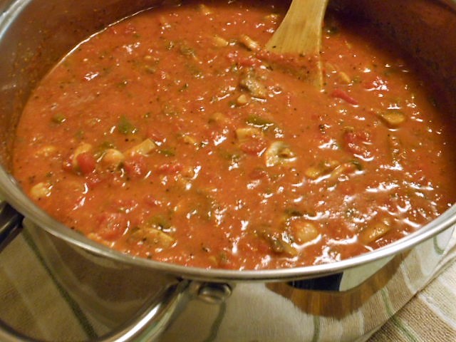 MadamSarcastra's tweet photo. Made a big batch of #homemade pasta #Sauce last night... hearty, nutritious, great flavors, very #LowSodium
#garlic, red #onion, green #pepper, #mushrooms, #garbanzos
+ #EVOO, #spinach, #herbs, #spices, & #nooch (not in pic)
With #Cellentani #pasta - YUM!
#Vegan #Cooking 🌱 https://t.co/LRagThx4nn