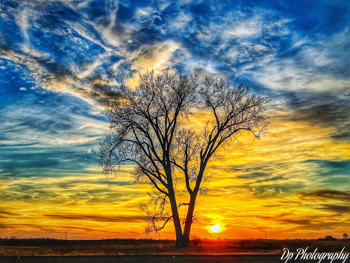 mark_tarello's tweet photo. WOW! Stunning sunset seen tonight from Wells, Minnesota. Photo courtesy of David Paal. #Sunset #MNwx https://t.co/pONmRBPzQ1