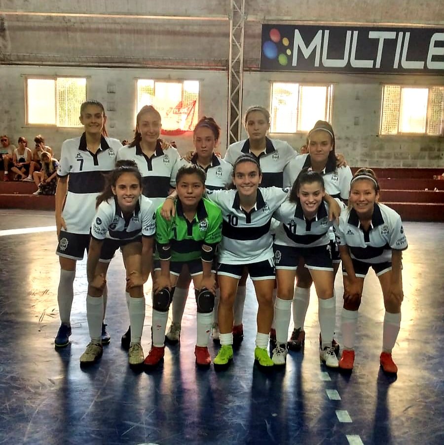 FutsalCGE's tweet photo. 🐺🏆 ¡PIBAS CAMPEONAS!

La Reserva dirigida por @bassolijonathan superó 4-0 a Morón y se quedó con la Copa de Bronce.

@milialtavista10 la rompió y marcó los cuatro goles. 🔥

#SomosGuerreras https://t.co/UTtopjtie3