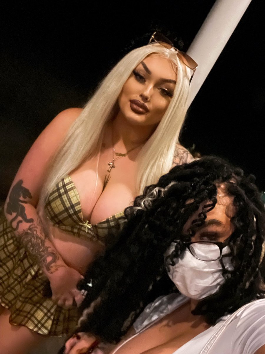 divinesloyalty's tweet photo. TB Halloween 😘 https://t.co/gBZRldm1Hh