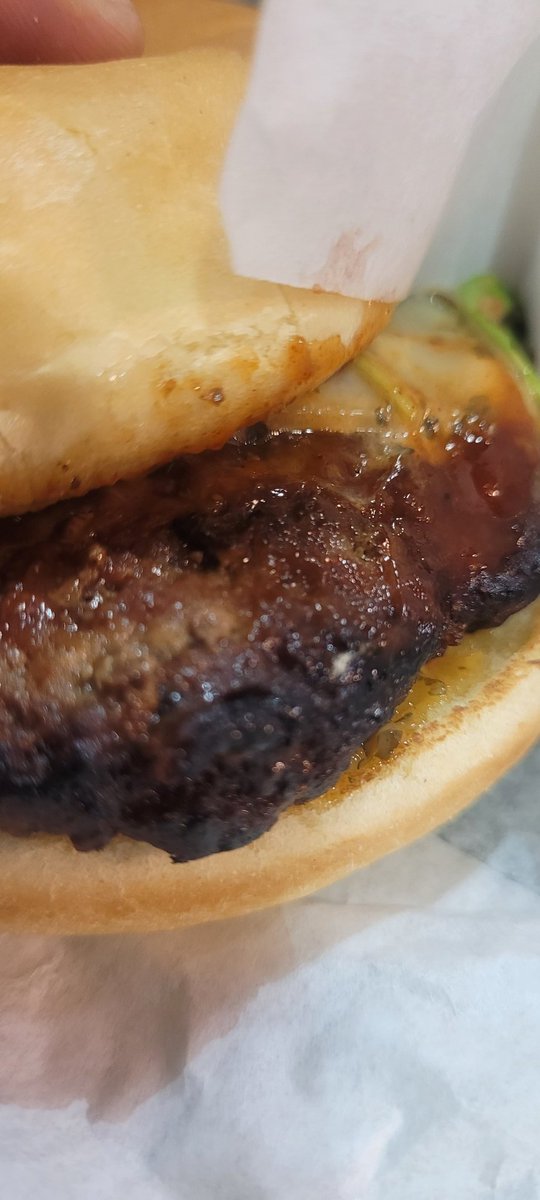 ROUKMEDIA's tweet photo. @BurgerKingUK @Deliveroo Look on this 🤣🤣🤣. Your staff really rude,unprofessional and laughing in your face after they give you an Angus perfectly dry,cold,burned one. Ohh i forgot us as a customers we should thanks to the managers because they work there! Never ever BK https://t.co/3Gdvt4pRzg