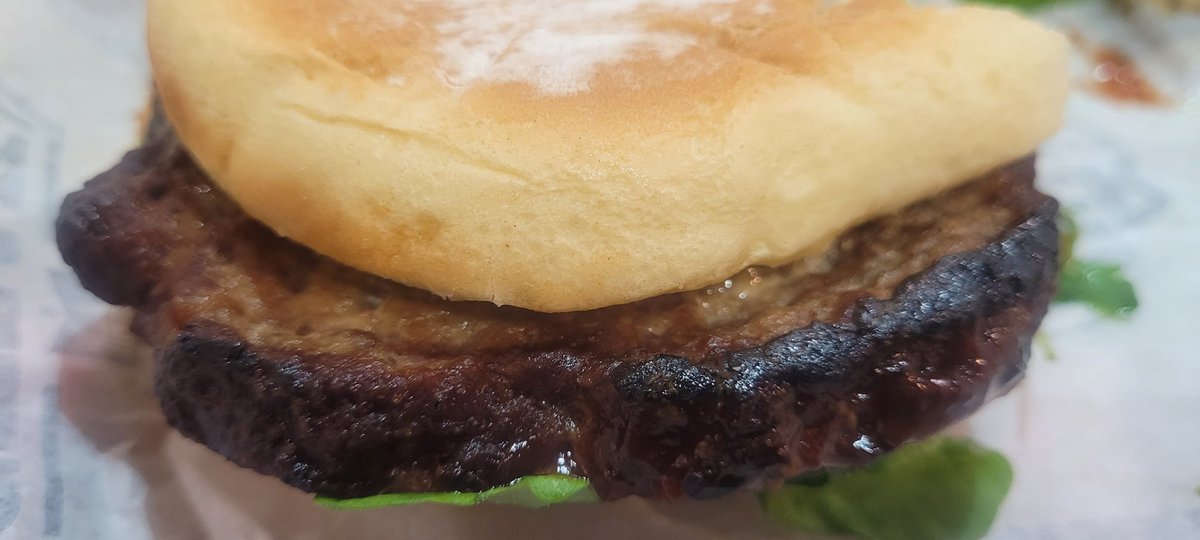 ROUKMEDIA's tweet photo. @BurgerKingUK @Deliveroo Look on this 🤣🤣🤣. Your staff really rude,unprofessional and laughing in your face after they give you an Angus perfectly dry,cold,burned one. Ohh i forgot us as a customers we should thanks to the managers because they work there! Never ever BK https://t.co/3Gdvt4pRzg
