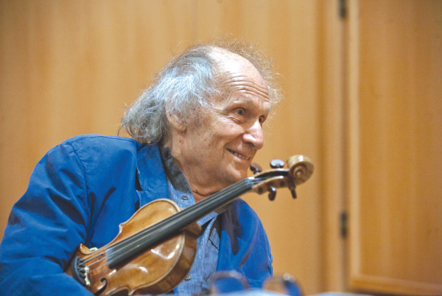 fultonfiddles's tweet photo. Some of Fulton's most cherished interactions from the collection include musicians like Ricci, Gitlis, Midori, and Bell. Pre-order “The Fulton Collection: A Guided Tour” before 1/1/2022 for 10% off! https://t.co/WqDafz5qsw https://t.co/CmbALZEuYr