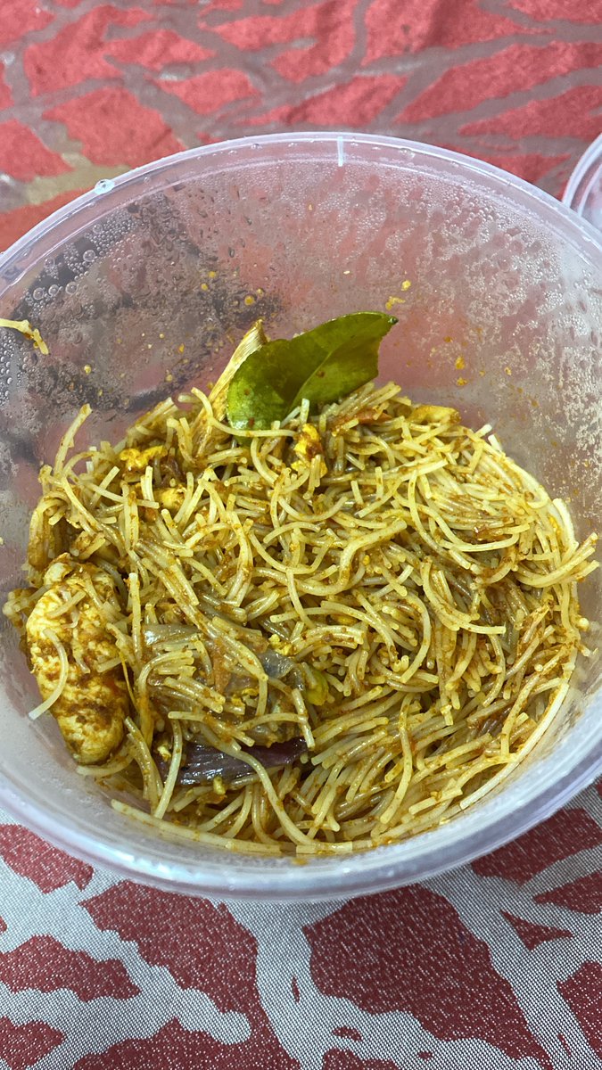 EmanNuar's tweet photo. Sedap nak matey bihun grg tomyam reheat microwave ni. Tp garfu tkda, cedok pakai jari jemari la kot. Harum tomyam laa rambut sesapa hari ni kang 🤣 https://t.co/RIWugegWye
