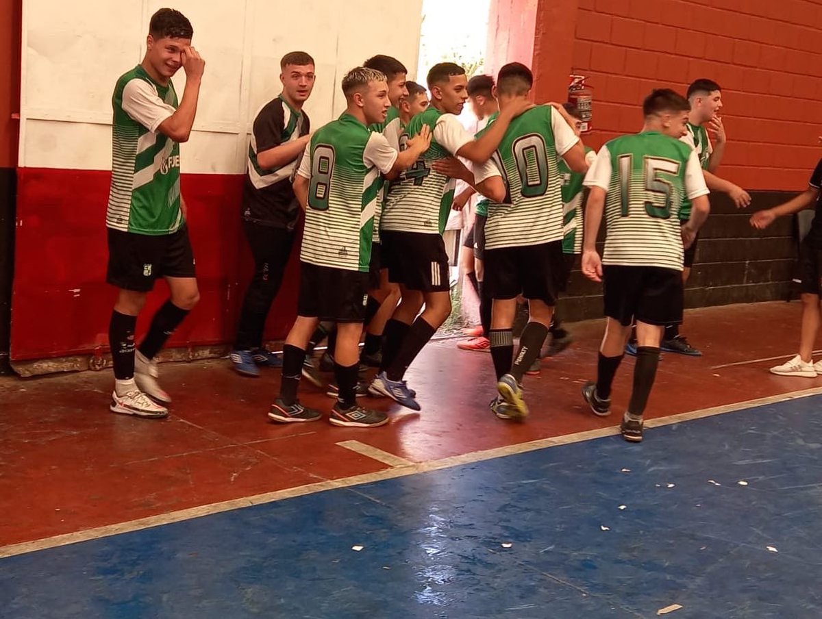 🏆5TA DIVISIÓN CAMPEONA🌟.
Este mediodía los dirigidos por Matías Tinant consiguieron el título, partido ajustado contra un gran rival <a href="/LaCatedralFClub/">LaCatedralFútbolClub</a> , el encuentro finalizó 4-2 y el verde festejó 🌟👏🏼🌟👏🏼

#SomosJuvencia 🇳🇬 #5taCampeona 🏆