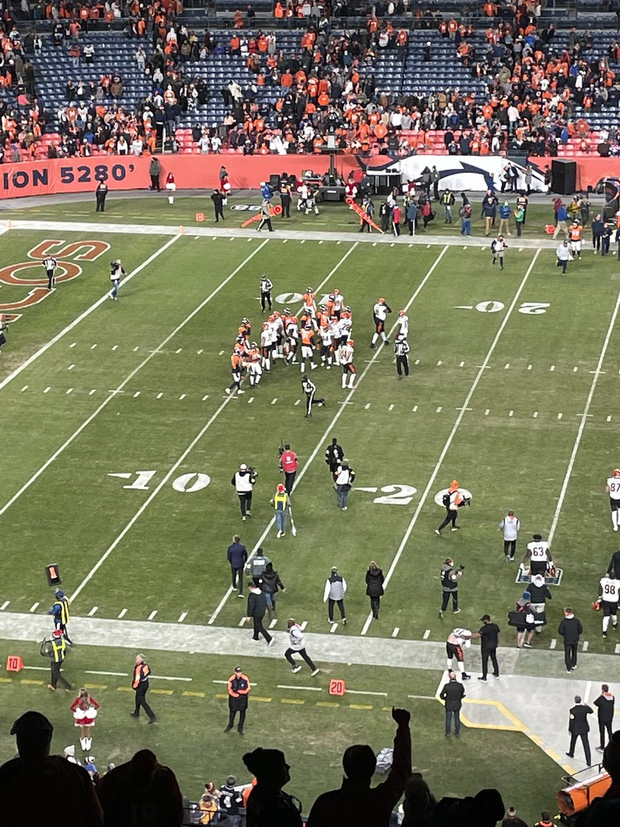 HigherEdSloan's tweet photo. Victory formation @Bengals Who Dey!! https://t.co/Ll8ZzCkfka