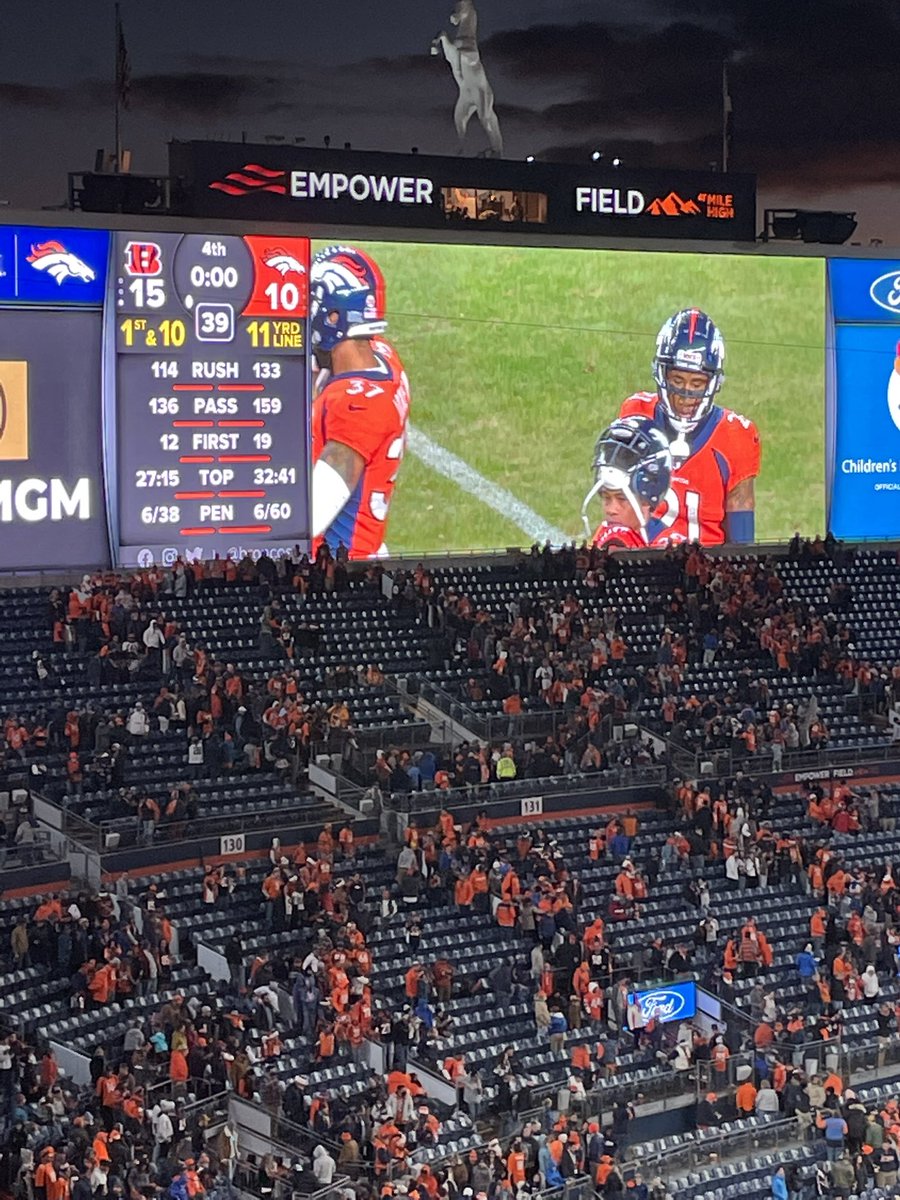 HigherEdSloan's tweet photo. Victory formation @Bengals Who Dey!! https://t.co/Ll8ZzCkfka