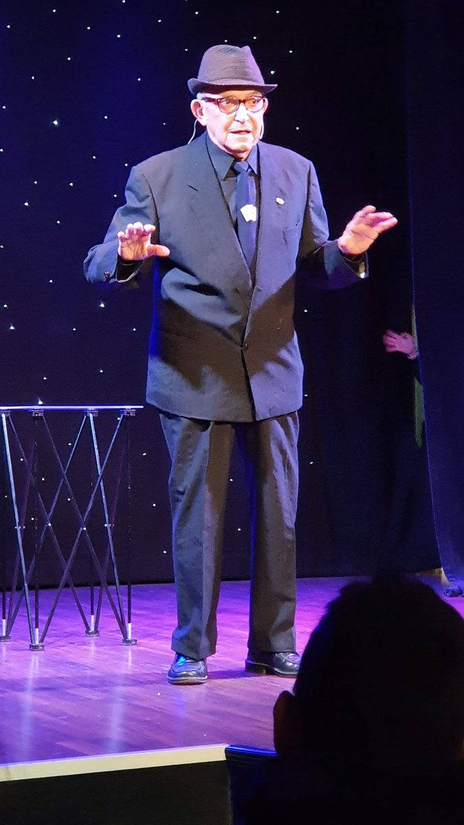 El protagonista, Luis Allende, y dos amigos y discípulos, <a href="/fmmentalista/">Fernando Madrid</a> <a href="/KikodelShow/">Kiko del Show</a> en la magnífica gala de Navidad del club, en homenaje al amigo siempre y maestro. Larga vida al Cimaps.