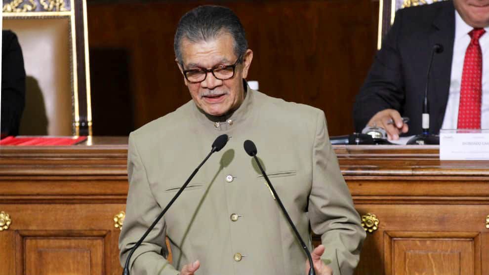 Lamentamos la partida física de nuestro camarada Diputado Earle Herrera. Un hombre de valores de cultura, de poesía y del periodismo venezolano. Mis condolencias a su digna familia.  ¡Hasta la Victoria Siempre!  ¡VUELA ALTO! <a href="/VTVcanal8/">VTV CANAL 8</a> #Earleherrera