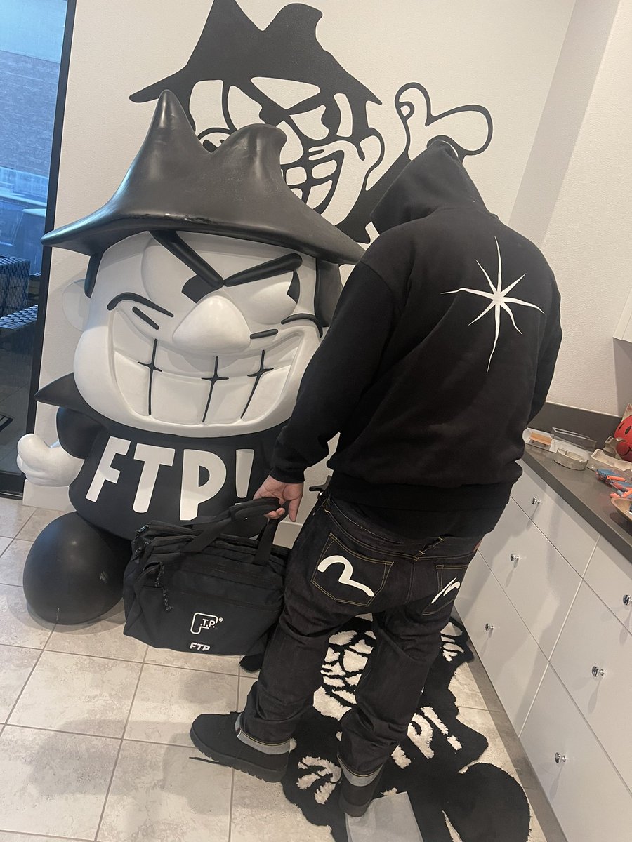 happy sunday , tell your moms you love her.