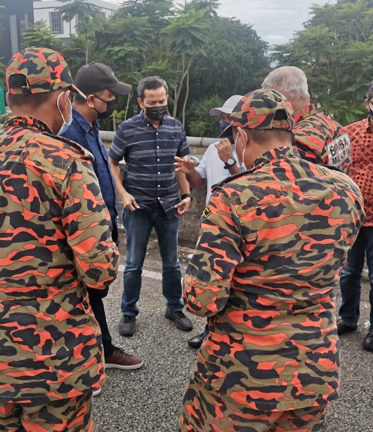 KP_bombaJBPM's tweet photo. 19.12.2021 Berbesar hati dengan sokongan dan komitmen Pengurusan Tertinggi KPKT turun padang melihat sendiri pengurusan operasi JBPM menjalankan operasi menyelamat mangsa banjir  di Shah Alam petang ini. https://t.co/93eHxYN881