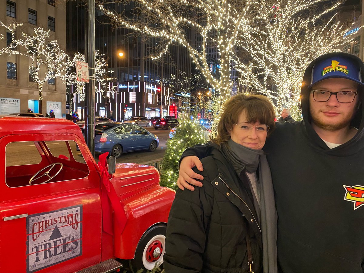 Heston2001's tweet photo. The McGuire clan enjoying the Christmas spirit in Chicago,🎄 https://t.co/ZanioyOkN4