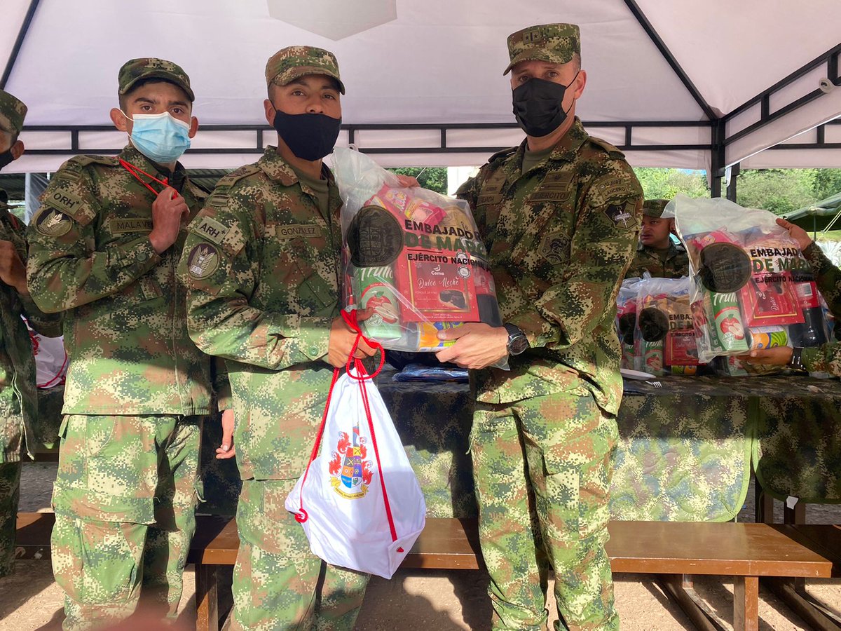 Ejercito_Div5's tweet photo. Nuestros soldados del #BITER13, recibieron con total felicidad y gratitud el paquete de moral brindado por el señor General @COMANDANTE_EJC quien exalta el compromiso, camaradería y honestidad con el @COL_EJERCITO. #Brigada13 #FelizNavidad https://t.co/dXWSA1om8a