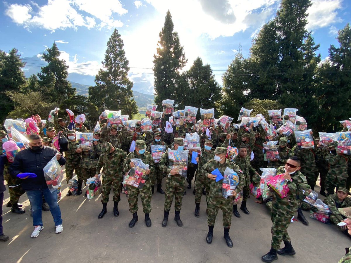 Ejercito_Div5's tweet photo. Nuestros soldados del #BITER13, recibieron con total felicidad y gratitud el paquete de moral brindado por el señor General @COMANDANTE_EJC quien exalta el compromiso, camaradería y honestidad con el @COL_EJERCITO. #Brigada13 #FelizNavidad https://t.co/dXWSA1om8a