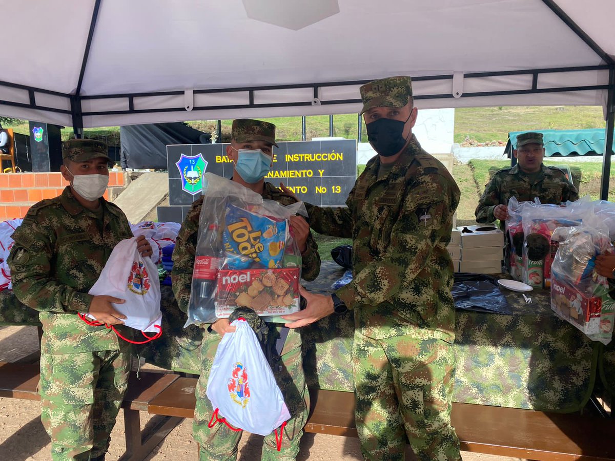 Ejercito_Div5's tweet photo. Nuestros soldados del #BITER13, recibieron con total felicidad y gratitud el paquete de moral brindado por el señor General @COMANDANTE_EJC quien exalta el compromiso, camaradería y honestidad con el @COL_EJERCITO. #Brigada13 #FelizNavidad https://t.co/dXWSA1om8a