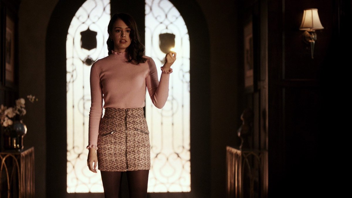 lcvejos_'s tweet photo. my favourite josie outfits from each season https://t.co/rIKYcLa3S3