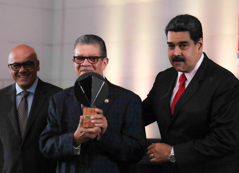 NicolasMaduro's tweet photo. Hoy parte a la eternidad Earle Herrera, un hombre de la palabra, un periodista brillante y un revolucionario imprescindible. Con gran dolor y pesar en mi corazón, expreso mis condolencias a sus familiares, amigos y allegados. Tu ejemplo seguirá vivo entre nosotros Maestro. https://t.co/BNXUWKyTmr