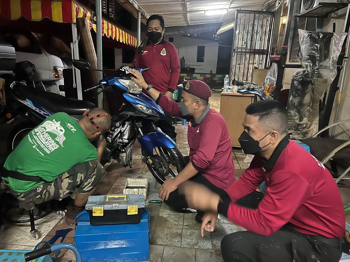 FadhliShaari's tweet photo. Khidmat ARC Dewan Pemuda PAS Wilayah Persekutuan membaiki motosikal yang tidak dapat dihidupkan akibat tenggelam banjir di Lembah Pantai. Setakat ini, lebih 20 buah motosikal diservis dan dihidupkan secara percuma. Tahniah DPP Wilayah! https://t.co/K4iQSOpdKz