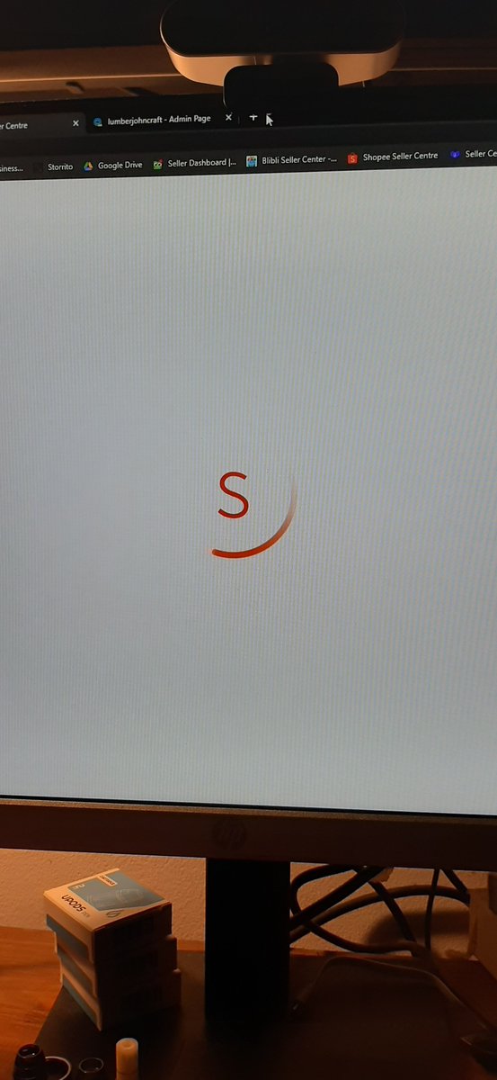 MangDodo_'s tweet photo. Min @ShopeeID ini kenapa dah? Di dashboard seller center juga ga bisa pencet apa-apa... Di "Open in new tab" malah loading terus gini. Jadi ga bisa cetak resi min 😑 padahal di seller center mp yg lain aman2 aja... apa servernya emang lagi down? https://t.co/NsNLCu7fyf