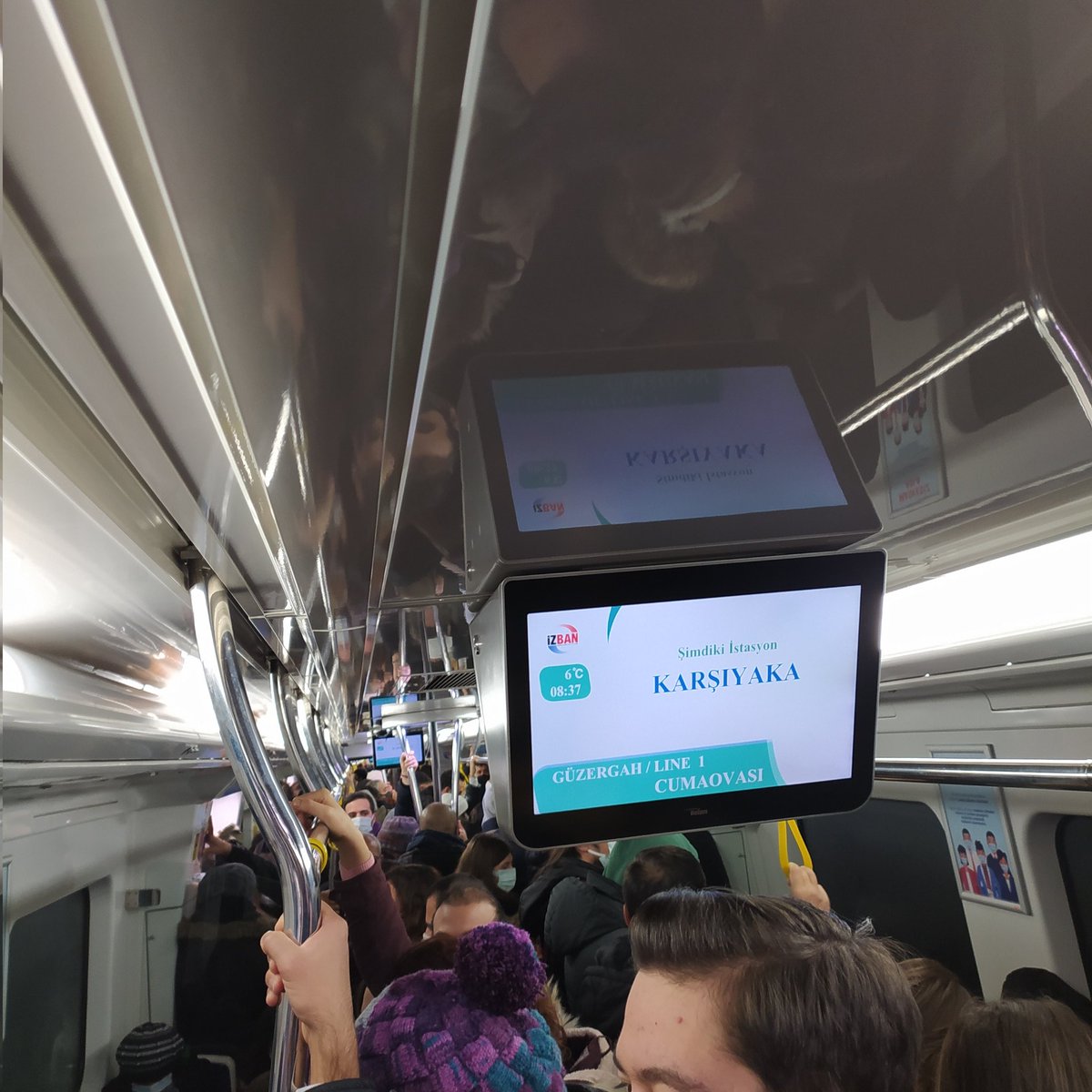 songofblack's tweet photo. @uzunyolunkisasi Rezilsiniz.Hafta içi sabah saat 8-9 arası 25 dk içinde tren ancak geliyor ve trenin haline bakın.İnsanlar binemedi.Bu ilk olmuyor. Akşamları da çok kez böyle oldu. Birşeyi bağlasalar bu şehirde seçilir lafı her dönem daha çok doğrulanıyor.Rakı için oy veriyoruz. https://t.co/RLnBBc6NKO
