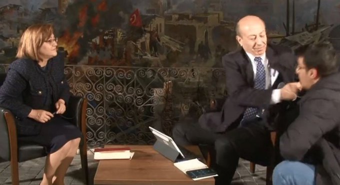 m_k_zuhtu's tweet photo. A HABER: muharrem Sarıkaya işçiye çeyrek altın taktı. https://t.co/Twd5LvF4ma