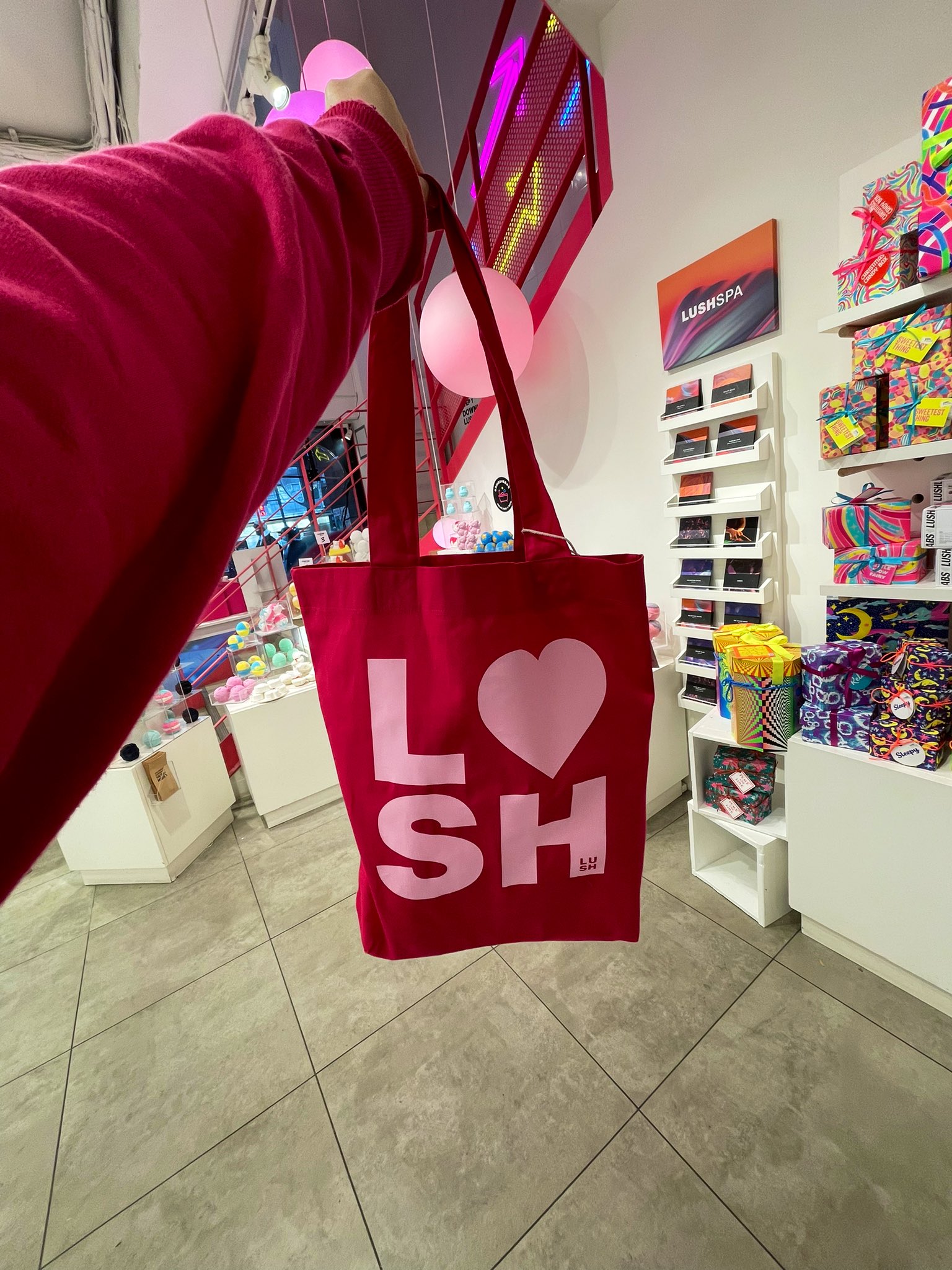 ラッシュ原宿店 速報 大好評のピンクトートバッグがたった今売り切れました 皆様ありがとうございます Tシャツはまだ各サイズ S M L 在庫がございますのでお気軽にお問い合わせくださいね T Co Xirkhloilj Twitter
