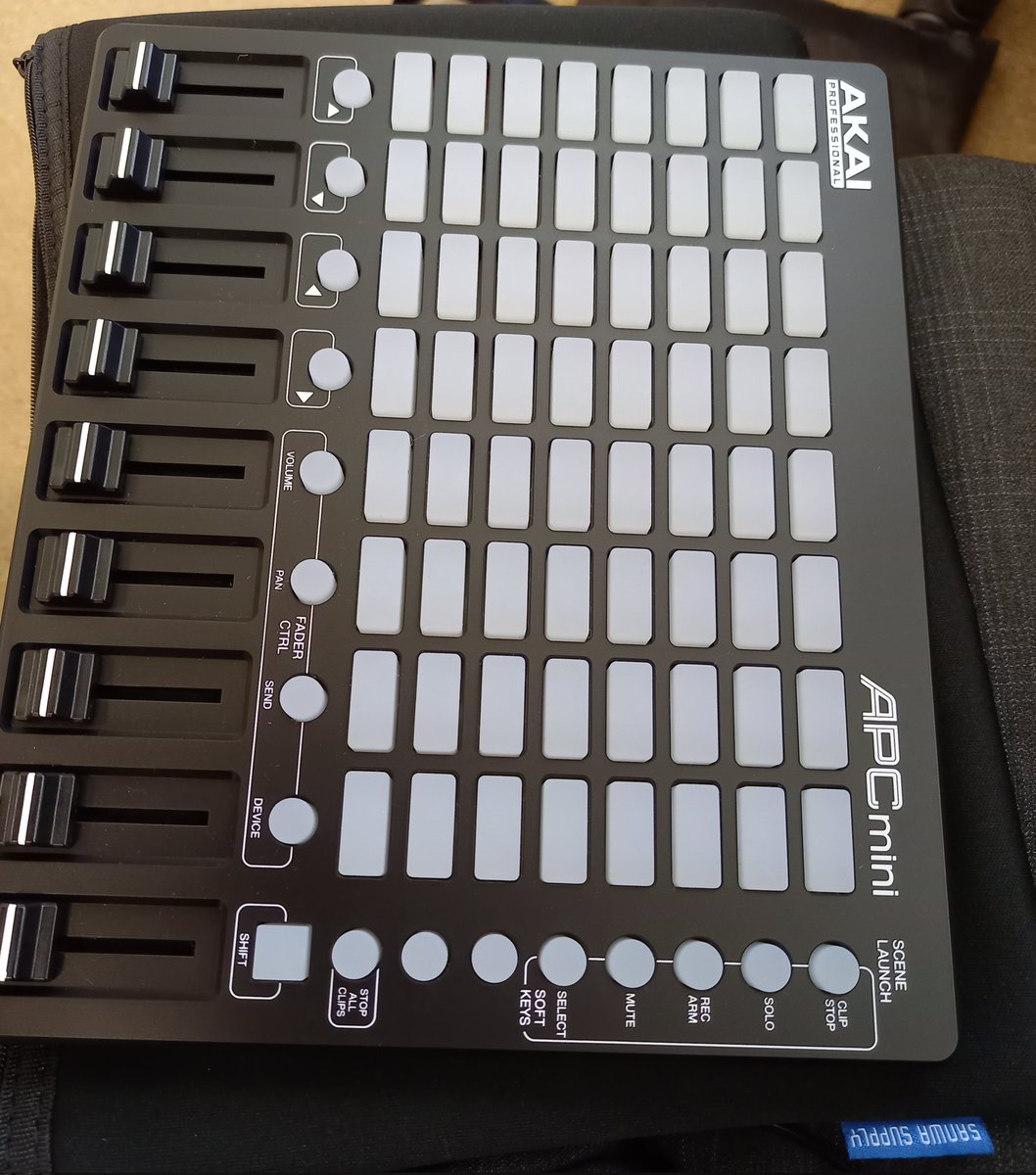 DJPriPriE8i's tweet photo. これのソフト欲しい
#AKAI
#APCmini https://t.co/D76V1nzG3q