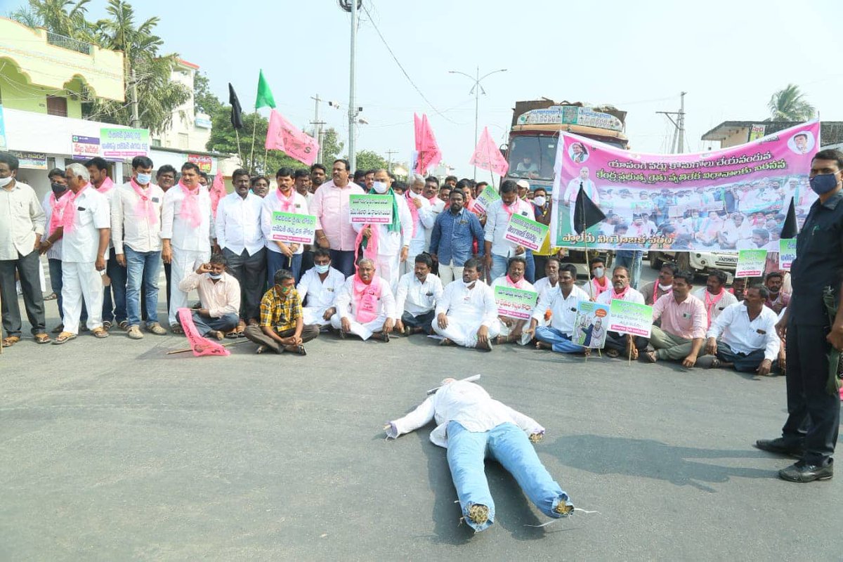 Kandala_mla's tweet photo. 👉 *రైతు వ్యతిరేక విధానాల పై నిరసన తెలియజేసిన ఎమ్మెల్యే కందాళ...*
@KTRTRS @trspartyonline @MinisterKTR @TelanganaCMO https://t.co/vo4g0zclRC