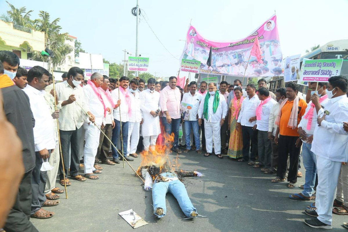 Kandala_mla's tweet photo. 👉 *రైతు వ్యతిరేక విధానాల పై నిరసన తెలియజేసిన ఎమ్మెల్యే కందాళ...*
@KTRTRS @trspartyonline @MinisterKTR @TelanganaCMO https://t.co/vo4g0zclRC