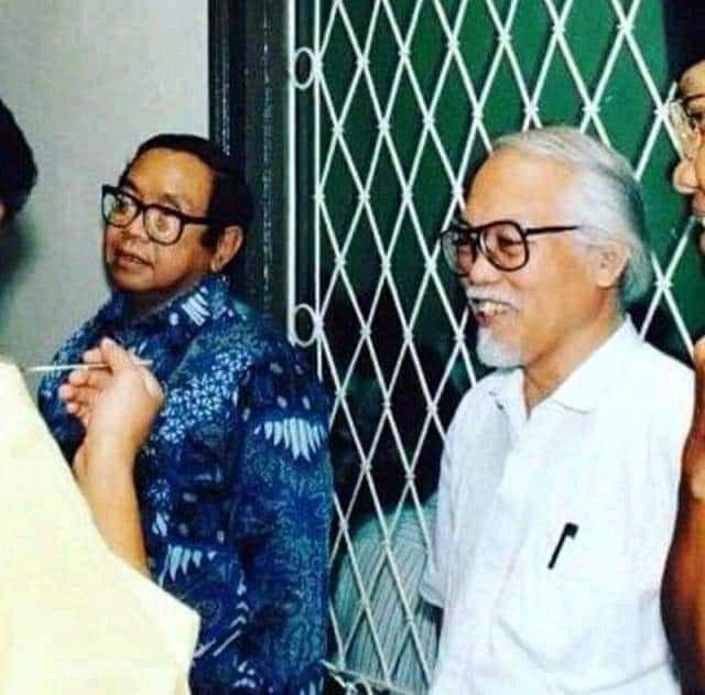 Jelantik5's tweet photo. Romo M: "Blio jauh lbh Katolik dibanding sy, hnya sj blm dibaptis"

GusDur: "Panjenengan jg lbh Islam drpd sy, hnya sj tak hapal Syahadat"

Terdengar azan...
Romo M: "Kae nek arep sholat, sajadahe wis tak cepakke" 

🙏
Sebelum mempelajari agama, mbok belajar dl jd manusia biasa. https://t.co/LEblkAyLId