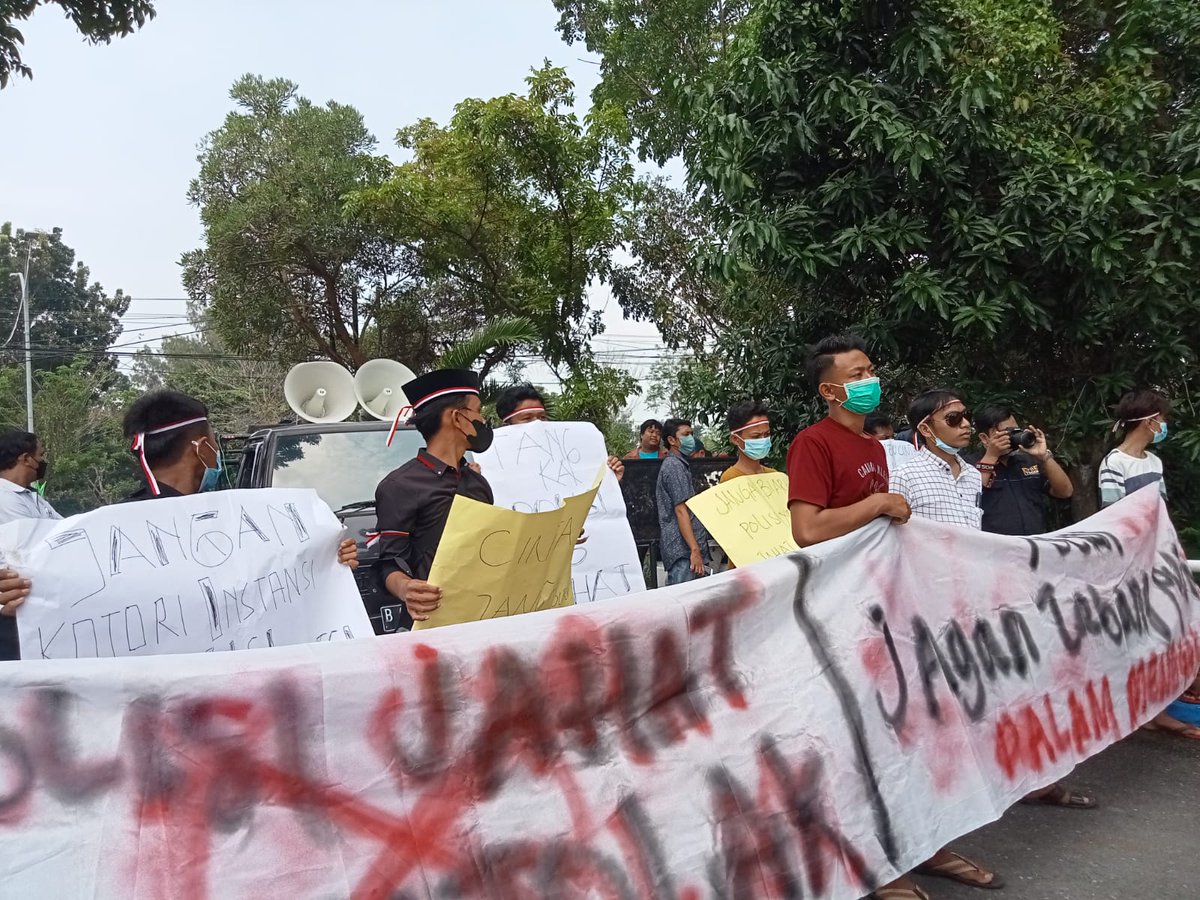 elzarazy's tweet photo. Penganiayaan terhadap tahanan oleh oknum polisi di Polsek Galis ini sebenarnya sudah dilaporkn secara resmi sejak 21 September 2021 lalu, tpi Kapolres Bangkalan tidak tegas, hingga kini sdh 4 bulan brlalu tanpa diproses.
Lapor : 
@ListyoSigitP 
@divpropampolri 
@HumasPoldaJatim https://t.co/wxiKPM1qfR