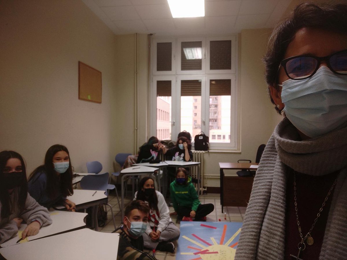 ciamariaz's tweet photo. En la clase de PMAR ha salido el sol en pleno diciembre, hemos reflexionado sobre logros conseguido, dificultades encontradas y personales y propuestas de mejora. Una oportunidad para reflexionar sobre el programa PMAR-PROGRAMA DE MEJORA DEL APRENDIZAJE Y RENDIMIENTO. https://t.co/7TUKuhNvNP