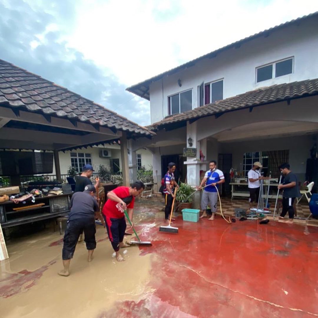 KBSMalaysia's tweet image. Skuad Sukarelawan Pasca Banjir KBS bersama sukarelawan dari Universiti Kebangsaan Malaysia @ukm_my giat membantu membersihkan kediaman mangsa-mangsa banjir di Kg. Bangi Lama dan Kg. Bangi Tambahan.

#TeamKBS
#SkuadSukarelawanKBS
#RakanMuda
#UKM