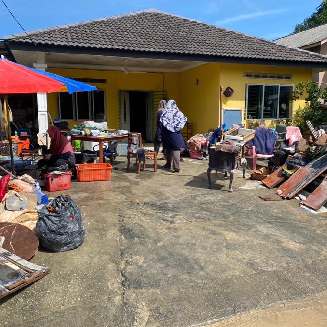 KBSMalaysia's tweet image. Skuad Sukarelawan Pasca Banjir KBS bersama sukarelawan dari Universiti Kebangsaan Malaysia @ukm_my giat membantu membersihkan kediaman mangsa-mangsa banjir di Kg. Bangi Lama dan Kg. Bangi Tambahan.

#TeamKBS
#SkuadSukarelawanKBS
#RakanMuda
#UKM