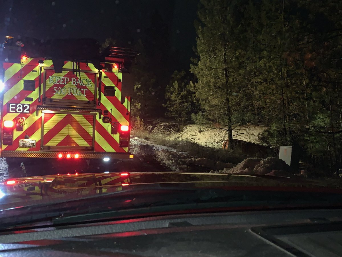 spokaneco8_3711's tweet image. Please drive safe tonight as the roads are starting to ice over. Firefighters on scene of a slide off, non-injury incident, Vicari and Dishman Mica Rd. #engine82 #drivesafe #hereforyou 🚒🧊