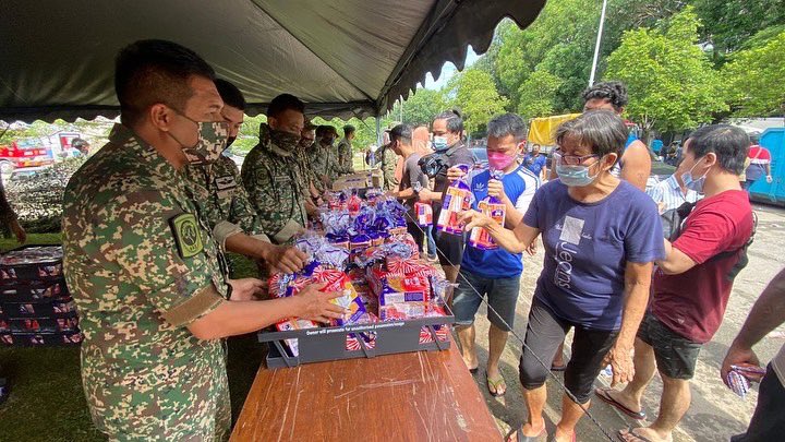 IsmailSabri60's tweet photo. Hari ini, anggota penyelamat menggunakan lebih 41 bot dan 16 buah lori juga aset2 lain bagi memindahkan penduduk yg masih terperangkap dalam bencana banjir di Taman Sri Muda, Klang. https://t.co/4UuEHhx2wa