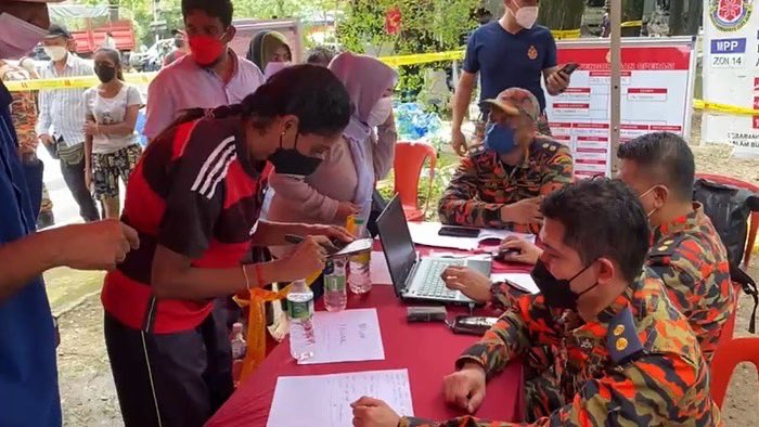 IsmailSabri60's tweet photo. Hari ini, anggota penyelamat menggunakan lebih 41 bot dan 16 buah lori juga aset2 lain bagi memindahkan penduduk yg masih terperangkap dalam bencana banjir di Taman Sri Muda, Klang. https://t.co/4UuEHhx2wa